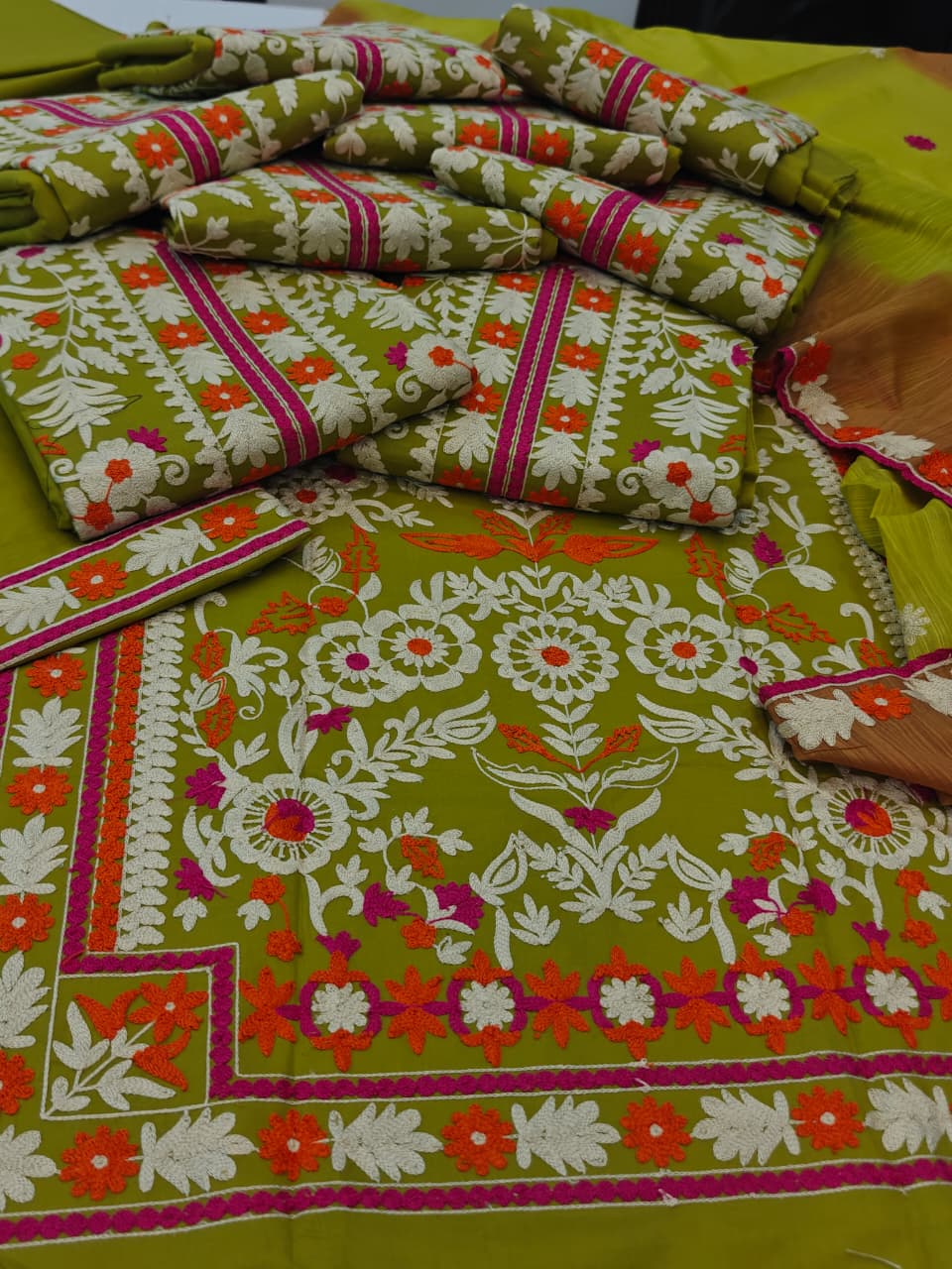 Brand: * Tawakal* Fabric: * Lawn * Status: Emb