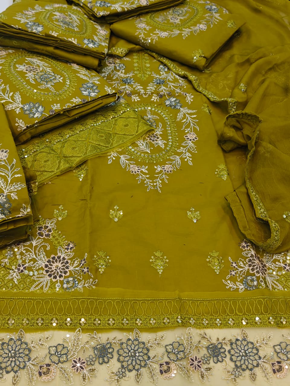 Brand: * Maria B* Fabric: * Lawn * Status: Emb