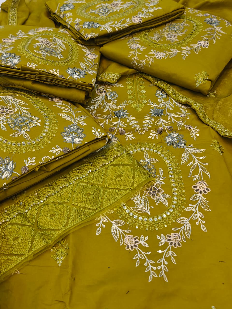 Brand: * Maria B* Fabric: * Lawn * Status: Emb